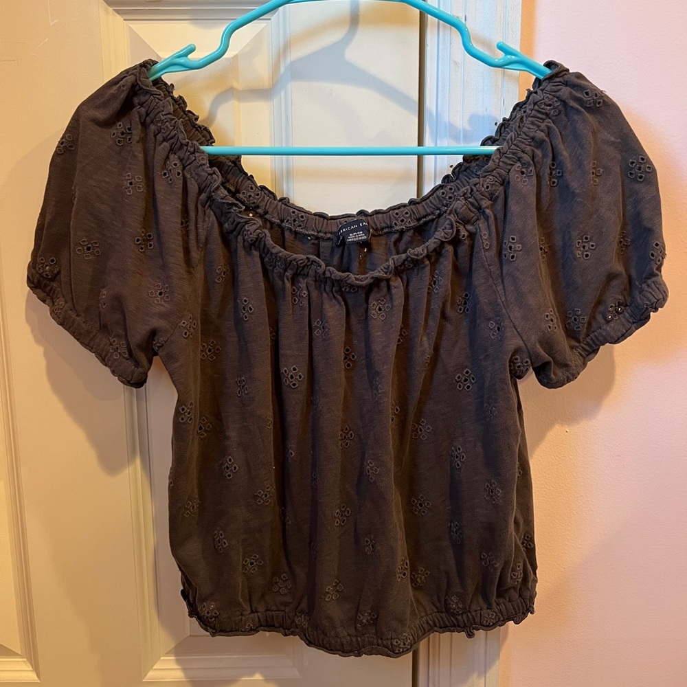 Women’s American Eagle gray floral cropped shirt